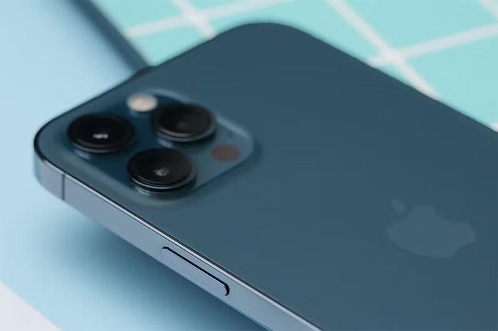 Thiết kế khung vuông vức cùng tấm nền OLED Super Retina XDR vẫn rất thời thượng.