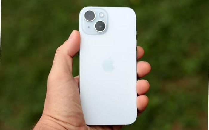 2. iPhone 15 tiêu chuẩn có giá 12,5-15 triệu đồng, nổi bật với màn hình Dynamic Island và cổng USB-C hiện đại.