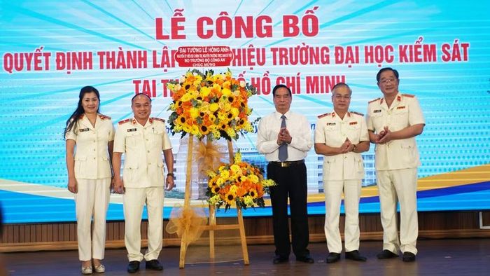 Ông Lê Hồng Anh, nguyên Ủy viên Bộ Chính trị, nguyên Thường trực Ban Bí thư trao hoa chúc mừng Phân hiệu Trường Đại học Kiểm sát tại TPHCM.