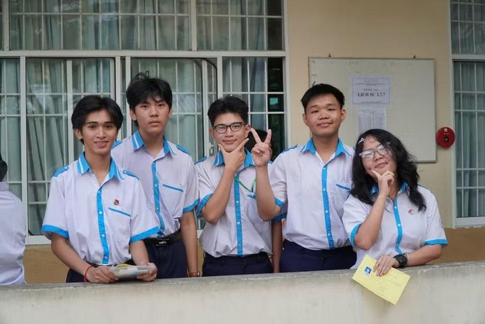 Nhiều học sinh hào hứng khi biết thông tin đạt giải.