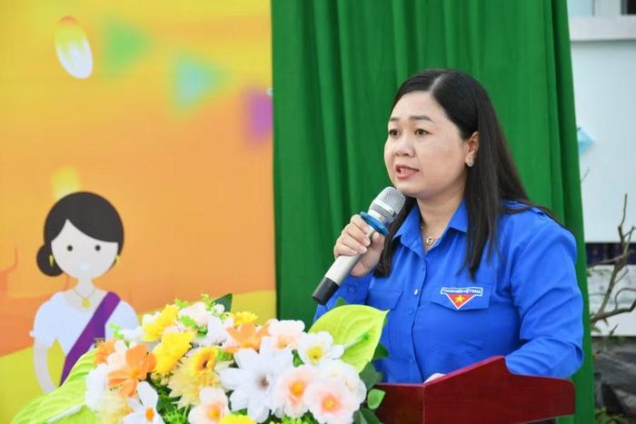 Bà Thị Phương Hồng, Phó Bí thư Tỉnh đoàn An Giang, phát biểu tại chương trình.