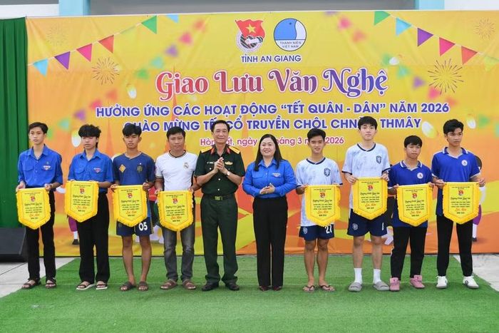 Bà Thị Phương Hồng, Phó Bí thư Tỉnh đoàn An Giang và Đại tá Cao Minh Tâm, Phó Chính ủy Bộ Chỉ huy Quân sự tỉnh, trao cờ lưu niệm cho các đội tham gia.