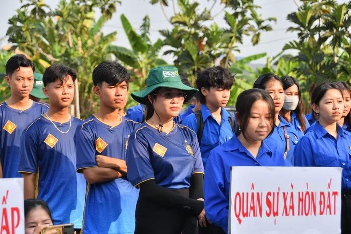 Chương trình thu hút sự tham gia của nhiều cán bộ, chiến sĩ lực lượng vũ trang, đoàn viên thanh niên và người dân.