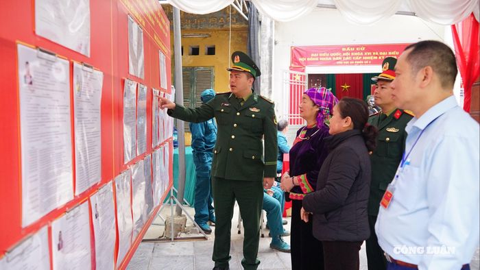 Cử tri Lạng Sơn tích cực thực hiện quyền công dân.