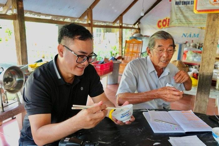 Nhà báo Lê Đình Tuyển trong một lần tác nghiệp tại Trại nghiên cứu và sản xuất giống lúa Hồ Quang (H.Mỹ Xuyên, Sóc Trăng).