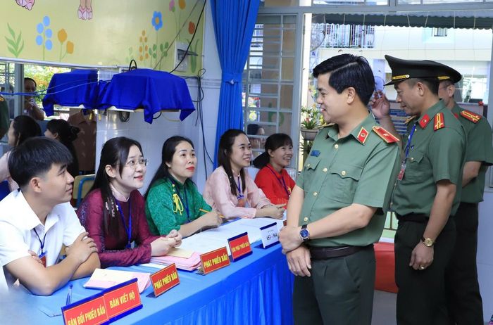Ông Nguyễn Đức Hải, Giám đốc Công an tỉnh Đồng Nai kiểm tra công tác bầu cử trên địa bàn.
