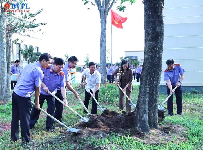  Đồng chí Nguyễn Huy Tiến, Ủy viên Trung ương Đảng, Viện trưởng VKSND tối cao; đồng chí Võ Văn Minh, Ủy viên Trung ương Đảng, Chủ tịch HĐND Thành phố Hồ Chí Minh thực hiện nghi thức trồng cây trong khuôn viên Viện Phúc thẩm 3.