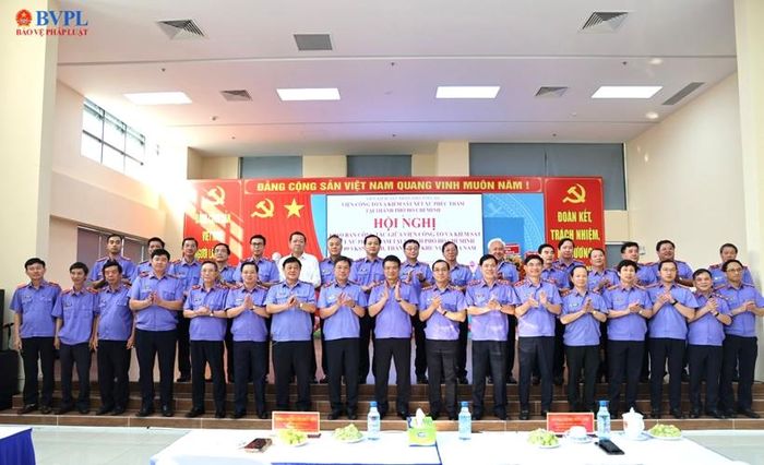  Đồng chí Nguyễn Huy Tiến, Viện trưởng VKSND tối cao, các đồng chí Phó Viện trưởng VKSND tối cao và các đại biểu tại Hội nghị.