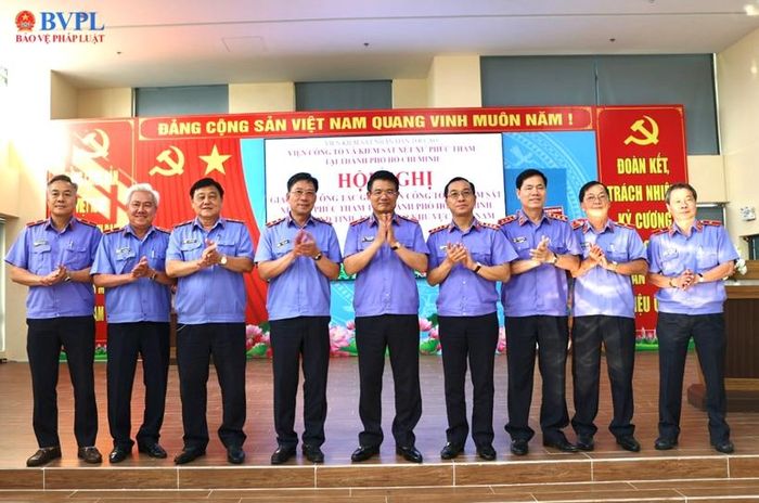  Đồng chí Nguyễn Huy Tiến, Viện trưởng VKSND tối cao, các đồng chí Phó Viện trưởng VKSND tối cao và tập thể lãnh đạo Viện Phúc thẩm 3 tại Hội nghị.