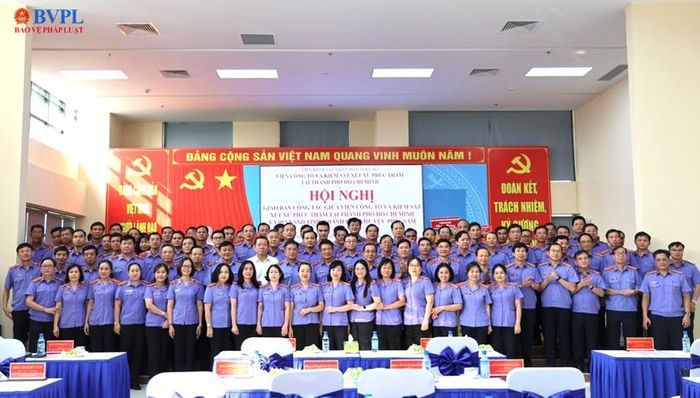  Đồng chí Nguyễn Huy Tiến, Viện trưởng VKSND tối cao, các đồng chí Phó Viện trưởng VKSND tối cao và các đại biểu tại Hội nghị.