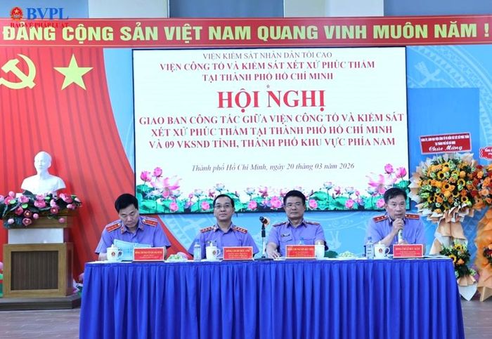  Đồng chí Nguyễn Huy Tiến, Viện trưởng VKSND tối cao, các đồng chí Phó Viện trưởng VKSND tối cao và đồng chí Viện trưởng Viện Phúc thẩm 3 chủ trì Hội nghị.