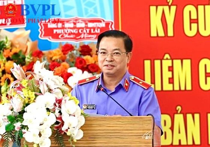  Đồng chí Nguyễn Quốc Hân, Viện trưởng VKSND tỉnh Đồng Nai phát biểu tham luận.