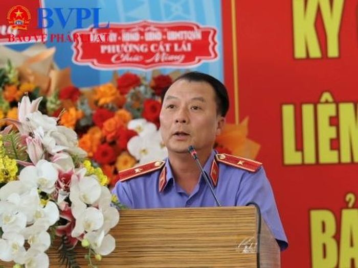  Đồng chí Nguyễn Thành Minh, Viện trưởng VKSND tỉnh Lâm Đồng phát biểu tham luận.