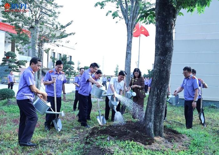  Đồng chí Nguyễn Huy Tiến, Ủy viên Trung ương Đảng, Viện trưởng VKSND tối cao; đồng chí Võ Văn Minh, Ủy viên Trung ương Đảng, Chủ tịch HĐND Thành phố Hồ Chí Minh thực hiện nghi thức trồng cây trong khuôn viên Viện Phúc thẩm 3.