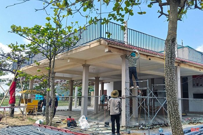 Tại bãi tắm Xuân Hải - Khu du lịch (KDL) biển Lộc Hà, hàng chục cơ sở kinh doanh đang tập trung xây mới, cải tạo nhà hàng.