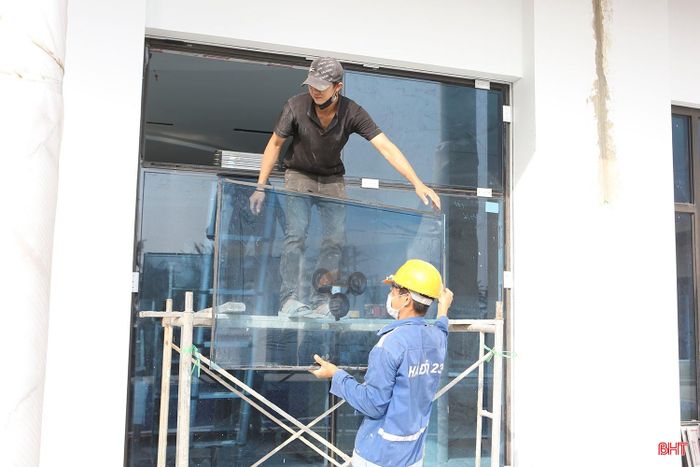  Ông Nguyễn Xuân Phúc - Giám đốc Khách sạn Hanvet cho biết: “Chúng tôi đang đốc thúc nhân công hoàn thiện những hạng mục cuối cùng của Khách sạn Hanvet 3. Dự kiến, trước 30/4 sẽ đưa khách sạn vào phục vụ 160 phòng nghỉ đạt chuẩn 4 sao”. 