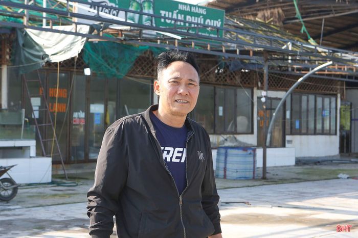  Anh Lê Anh Tuấn - chủ nhà hàng Tuấn Phú Quý cho biết: “Chuẩn bị cho mùa du lịch 2026, chúng tôi đầu tư 800 triệu đồng để tu sửa mái che, hệ thống bếp, điện, đồng thời sắm mới bàn ghế, trang thiết bị phục vụ du khách. Chúng tôi mong dịp hè này, chính quyền và ngành du lịch tổ chức thêm nhiều hoạt động văn hóa, thể thao, giải trí để thu hút du khách về với Thiên Cầm”. Hiện, anh Tuấn cũng đã ký hợp đồng với các chủ tàu, thuyền trên địa bàn để cung cấp hải sản tươi sống, phục vụ nhu cầu du khách trong mùa hè 2026. 