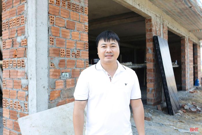  Anh Phan Hồng Quang (chủ nhà hàng Nhật An) cho biết: “Tôi đang đầu tư 1,5 tỷ đồng xây dựng nhà hàng 2 tầng, diện tích 800m2, dự kiến sẽ hoàn thành, đưa vào phục vụ khách trong dịp 30/4 và 1/5 tới”. 