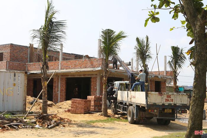  Trước đó, nhà hàng cũ là công trình nhà cấp 4, mái tôn. Sau đợt bão cuối năm 2025, toàn bộ cơ sở bị hư hỏng, thiệt hại khoảng 700 triệu đồng. Dù vậy, anh Quang vẫn quyết định đầu tư lại với niềm tin du lịch biển Lộc Hà sẽ phục hồi. “Chúng tôi mong mùa du lịch năm nay thuận lợi, nhất là thời tiết để du khách về tắm biển, thưởng thức hải sản. Với bãi biển đẹp, cát mịn, nước trong, tôi tin Lộc Hà sẽ thu hút khách trong mùa hè này” - anh Quang chia sẻ. 