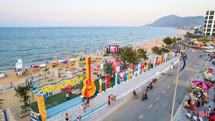  Anh Trần Xuân Vũ - chủ Beach Club Thiên Cầm cho biết: “Năm nay, chúng tôi sẽ mang đến nhiều trải nghiệm mới với không gian rộng hơn, nhiều hạng mục hiện đại, sang trọng. Mô hình này được học hỏi từ một số khu du lịch biển nổi tiếng, trong đó có Hạ Long (Quảng Ninh), đồng thời điều chỉnh cho phù hợp với Thiên Cầm. Hiện, chúng tôi đang vận chuyển thiết bị từ Hải Phòng về và sẽ triển khai lắp đặt trong vài ngày tới”. 