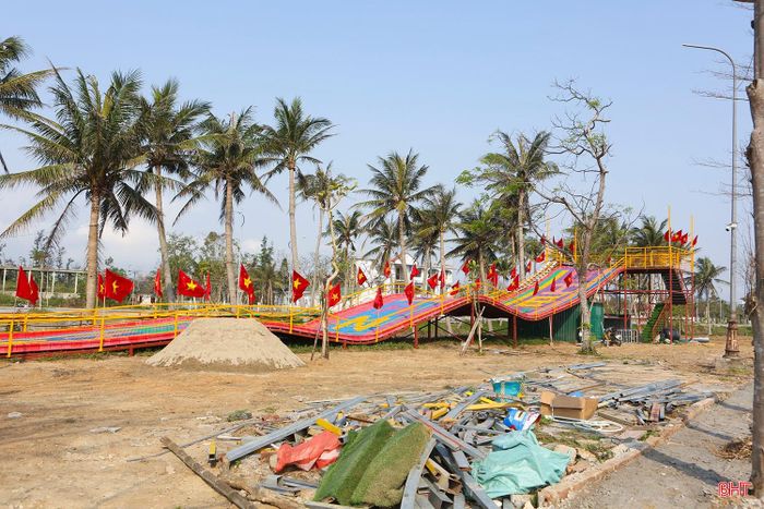 Cùng với dịch vụ ăn uống, vui chơi, các cơ sở lưu trú cũng đẩy nhanh tiến độ hoàn thiện hạ tầng để đón đầu mùa du lịch. Tại KDL Xuân Thành (xã Tiên Điền), nhiều khách sạn mới dự kiến sẽ đưa vào sử dụng trong mùa hè này.