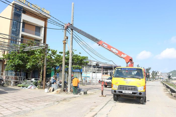 Không chỉ Lộc Hà, tại biển Thiên Cầm, việc tu sửa, chỉnh trang cơ sở kinh doanh cũng diễn ra sôi động.
