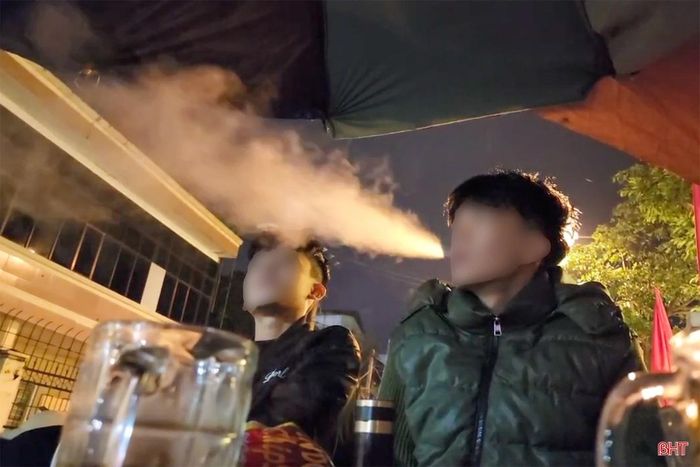 Dù mới học lớp 10 nhưng nam sinh vẫn phì phèo thuốc lá.