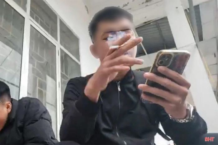 Với nhiều em, cầm trên tay điếu thuốc cũng chính là thước đo sự sành điệu, đẳng cấp.