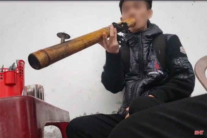 Với một số em học sinh, bữa sáng chỉ cần thuốc lào chuyền tay nhau và một chai nước ngọt.