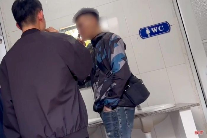 Học sinh lén lút hút thuốc trong nhà vệ sinh...