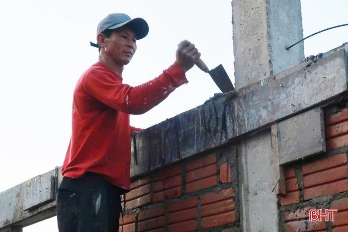 Gia đình ông Nguyễn Văn Đức, thôn Mỹ Yên, xã Xuân Lộc (áo đỏ) cũng rơi vào tình cảnh tương tự khi chi phí xây dựng vượt xa dự toán ban đầu. Ông Đức cho biết: “Trước áp lực giá cả tăng cao, gia đình tôi phải tính toán lại kế hoạch, chia nhỏ quá trình thi công thành từng giai đoạn để giảm bớt gánh nặng tài chính. Đồng thời, do chi phí nhân công ngày càng đắt đỏ, tôi cũng trực tiếp tham gia làm việc như một người thợ xây để tiết kiệm chi phí.” 