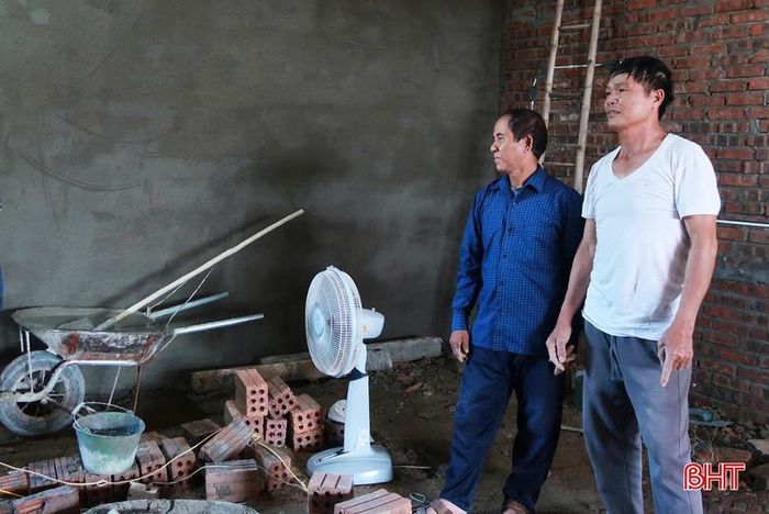  Ông Lê Sỹ Lý ở thôn Tây Hồ, xã Tùng Lộc (áo xanh) chia sẻ: "Kế hoạch của gia đình là xây dựng nhà 2 tầng nhưng nay do chi phí phát sinh quá lớn nên chúng tôi buộc phải có sự điều chỉnh. Trước mắt, gia đình hoàn thiện tầng 1 để đảm bảo chỗ ở, chờ giá vật liệu xây dựng ổn định rồi mới tiếp tục hoàn thiện các hạng mục còn lại”. 