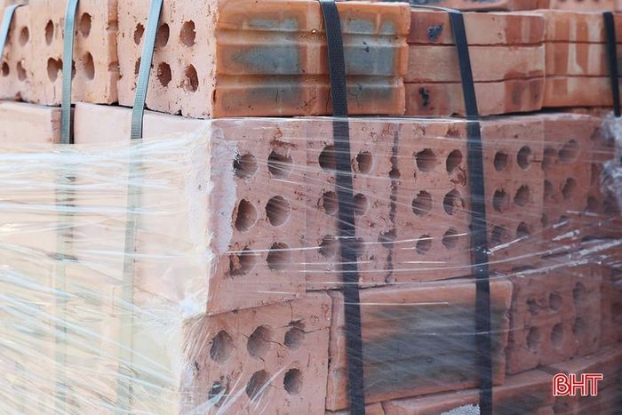 Bên cạnh đó, các mặt hàng vật liệu xây dựng khác như: gạch, cát, đá... cũng tăng khoảng 15-20% so với cuối năm ngoái.