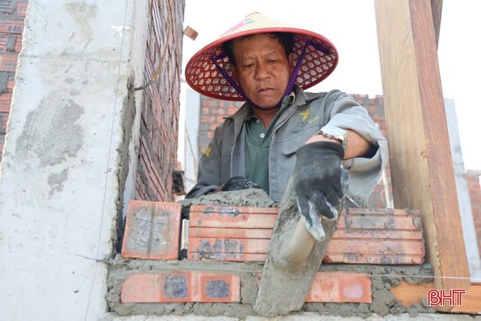 Trong bối cảnh giá vật liệu xây dựng "leo thang", nhiều gia đình đang xây dựng nhà ở buộc phải điều chỉnh kế hoạch, thu hẹp quy mô và giãn tiến độ thi công để phù hợp với khả năng tài chính.