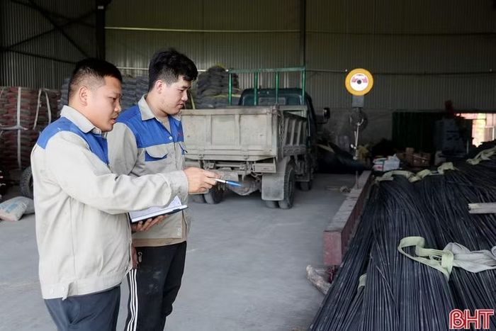  Anh Thái Văn Dũng - Giám đốc Công ty TNHH MTV Home, xã Thiên Cầm (người cầm bút) cho biết: "Giá một số loại vật liệu xây dựng tăng cao do chịu tác động từ chi phí sản xuất và vận chuyển. Mặt khác, đây cũng là thời điểm bước vào cao điểm mùa xây dựng, nhu cầu tăng trong khi nguồn cung chưa đáp ứng kịp thời khiến giá bị đẩy lên cao". 
