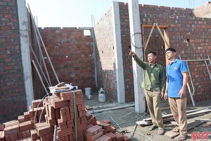  Trước áp lực tăng giá vật liệu xây dựng, nhiều người dân cũng đang tính toán phương án thi công các hạng mục nhà ở để giảm chi phí. Theo ông Thái Văn Dũng, thôn Thanh Mỹ, xã Cẩm Xuyên (bên phải) chia sẻ: "Ban đầu, chi phí xây dựng ngôi nhà một tầng với tổng diện tích sàn 250 m2, ước tính khoảng 1,5 tỷ đồng. Tuy nhiên, trước biến động của giá vật liệu xây dựng, tổng kinh phí dự kiến khoảng 1,7 tỷ đồng. Để cân đối với khả năng tài chính, gia đình buộc phải điều chỉnh một số hạng mục, đồng thời tạm hoãn việc mua sắm những nội thất chưa thật sự cần thiết, ưu tiên hoàn thiện các phần cơ bản". 
