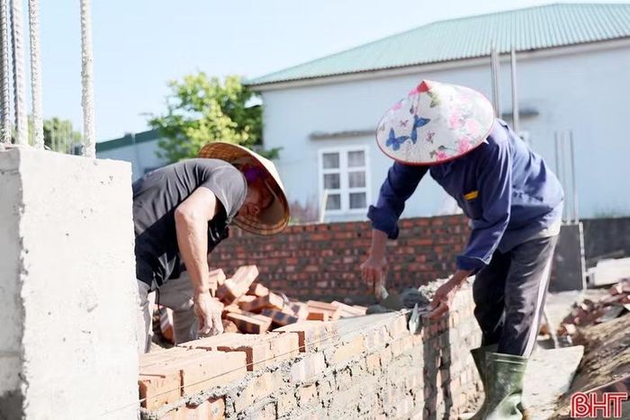Trước những biến động của thị trường vật liệu và chi phí xây dựng, người dân buộc phải linh hoạt thích ứng, từ điều chỉnh quy mô, tiến độ thi công đến chủ động tiết giảm chi phí.