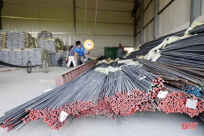 Theo khảo sát, so với thời điểm cuối năm 2025, hiện giá sắt thép dao động quanh mức 16,2 triệu đồng/tấn, tăng khoảng 350.000-600.000 đồng/tấn.