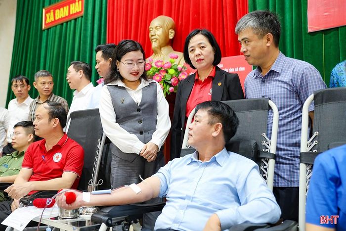 Phó Chủ tịch UBND tỉnh Nguyễn Thị Nguyệt động viên các tình nguyện viên tham gia hiến máu.