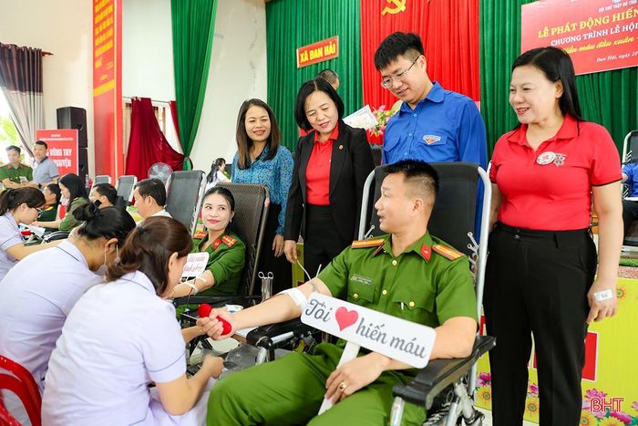 Hình ảnh đẹp về 2 vợ chồng trong lực lượng Công an Nhân dân cùng tham gia hiến máu tình nguyện.