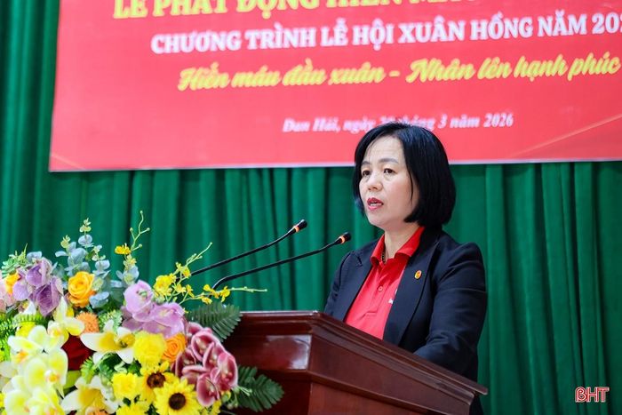 Bà Lê Thị Mai Hoa - Chủ tịch Hội Chữ thập đỏ tỉnh, Phó Trưởng ban Thường trực Ban chỉ đạo Vận động hiến máu tình nguyện tỉnh phát động buổi lễ.