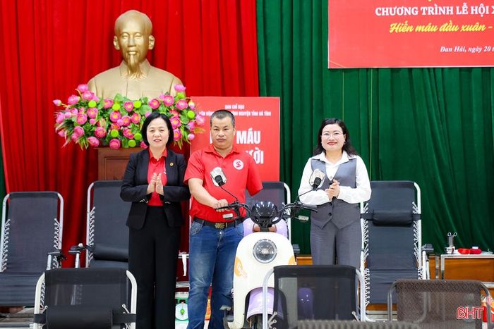 Phó Chủ tịch UBND tỉnh Nguyễn Thị Nguyệt và Chủ tịch Hội Chữ thập đỏ tỉnh Lê Thị Mai Hoa trao quà cho anh Cao Đức Trâm (xã Đức Quang) cá nhân tiêu biểu đã có trên 50 lần hiến máu và trực tiếp hiến máu cấp cứu cho bệnh nhân.