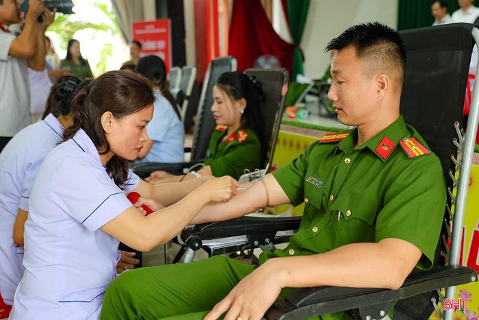 Đông đảo cán bộ công nhân viên chức, lực lượng vũ trang, nhân dân tham gia Lễ hội Xuân hồng.