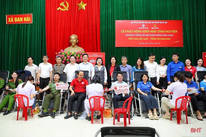Các đại biểu động viên tình nguyện viên tham gia hiến máu.
