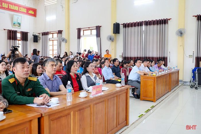 Đại biểu tham dự chương trình.