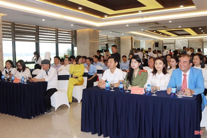Đại biểu dự khai mạc hội thi.