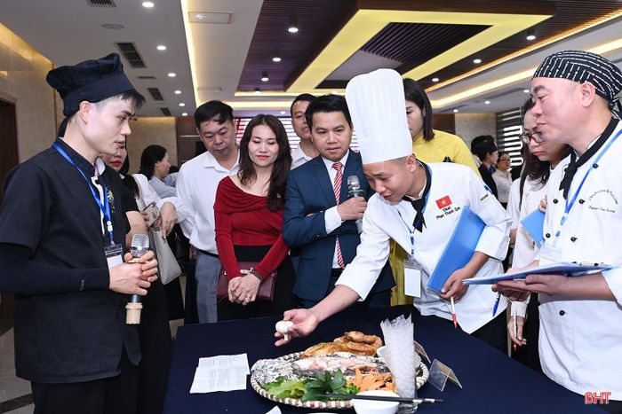 Ban giám khảo tiến hành chấm nội dung truyết trình, tên chủ đề của món ăn, các nguyên liệu chế biến ý nghĩa, nghệ thuật trang trí trang trưng bày món ăn...