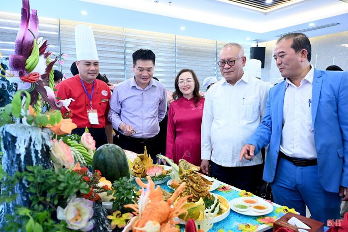 Các gian hàng ẩm thực thu hút đông đảo đại biểu và thực khách tham quan.