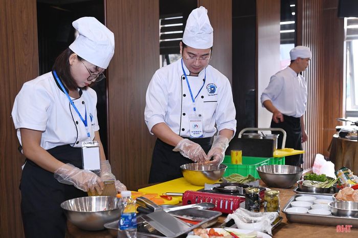 Mỗi đội thi tối đa có 2 đầu bếp chính, 2 phụ bếp sẽ chuẩn bị 2 món ăn dự thi trong thời gian chế biến không vượt quá 120 phút/1 đội. Các đội thi thuyết trình món ăn không quá 5 phút.
