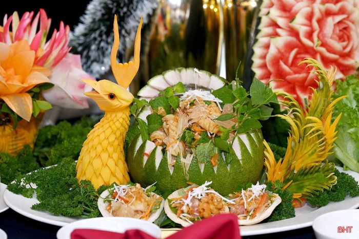 Nhiều món ăn như: Phượng hoàng ngự lâm (nem ốc tẩm bột chiên); vị ngọt phù sa (bún hến Đức Thọ); soup bò Đức Thọ; tôm hùm bông sốt cam bù Hương Sơn; gà nướng bùn khoáng; ngọc dương tiềm thuốc nam; gỏi bưởi Phúc Trạch; mực Thiên Cầm một nắng... được giới thiệu tại hội thi.